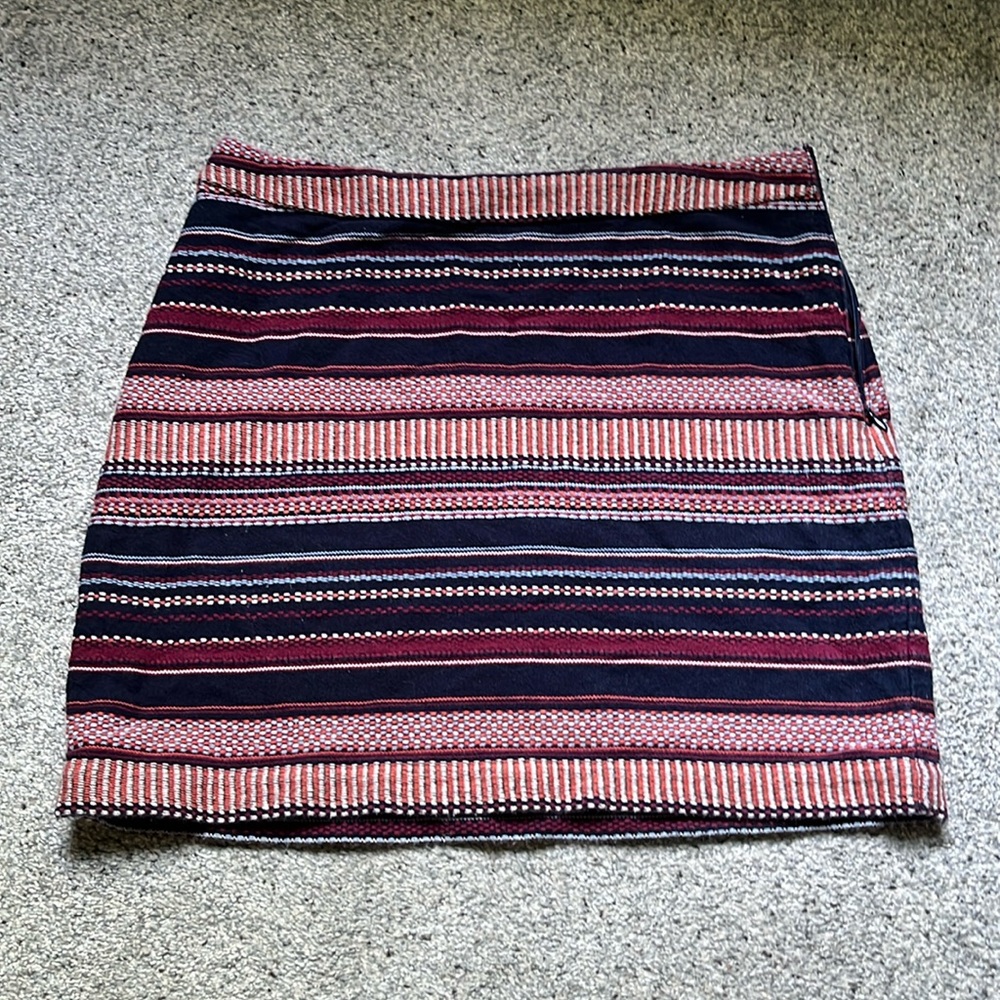 Hollister size 5 skirt, zip up the side